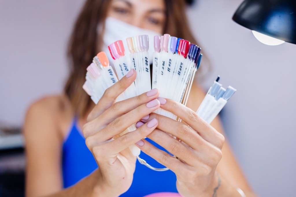 zensina-v-zasitnoi-medicinskoi-maske-v-salone-krasoty-poderzit-palitru-i-vyberet-cvet-procedura-manikura-uhod-za-nogtami-torzestvennoe-otkrytie-karantin-zakoncilsa-malyi-biznes-snova-otkryt — крупный размер.jpeg