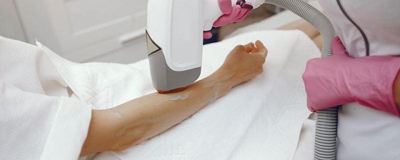 Восковая депиляция дома: пошаговая инструкция и частые ошибки | Центр "Космос"