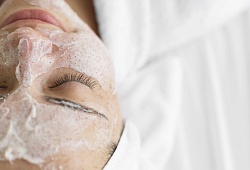 Виды пилинга лица: химический, салициловый, гликолевый